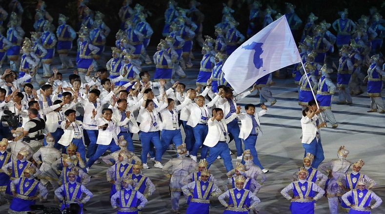 Entre las delegaciones se destacan la participaciones de los atletas de Corea del Norte y Corea del Sur, quienes desfilaron con la representación de una misma bandera luego de hacerlo en los Juegos de Invierno de PyeongChang. Ambas naciones se fusionarán en disciplinas de baloncesto y remo.