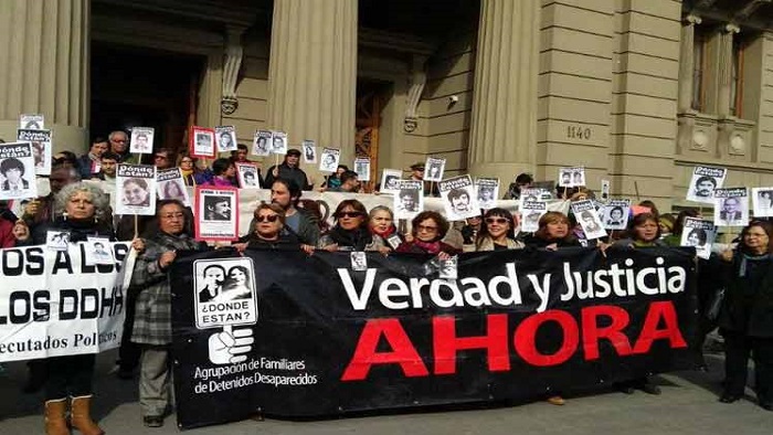 Miles de personas han realizado numerosas protestas tras la liberación de siete militares implicados en los crímenes de la dictadura chilena.