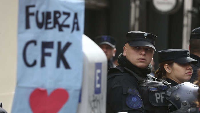 Varias personas apoyaron a la lideresa mientras la Policía Federal allanaba su casa en Buenos Aires.