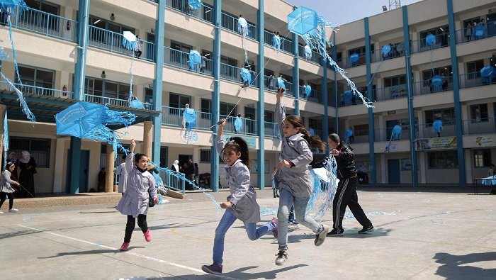 Más de 700 escuelas palestinas están en peligro de cerrarse debido a los cortes de ayuda estadounidenses.