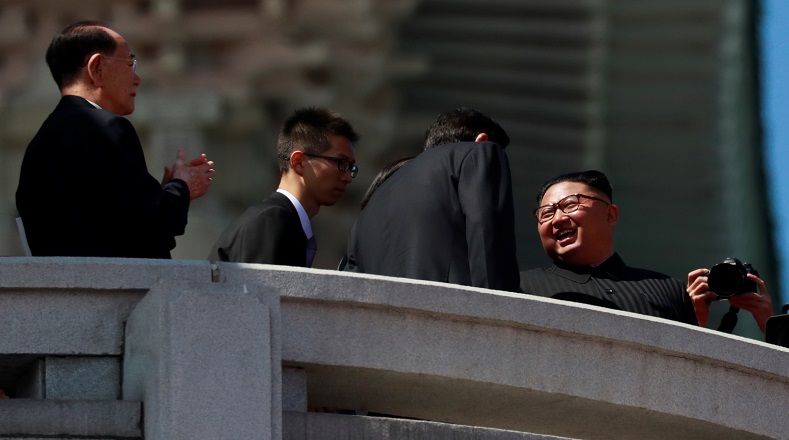 El líder norcoreano, Kim Jong-un, estuvo al frente del desfile pero no pronunció ningún discurso, pese a esto se mostró sonriente en todo momento.