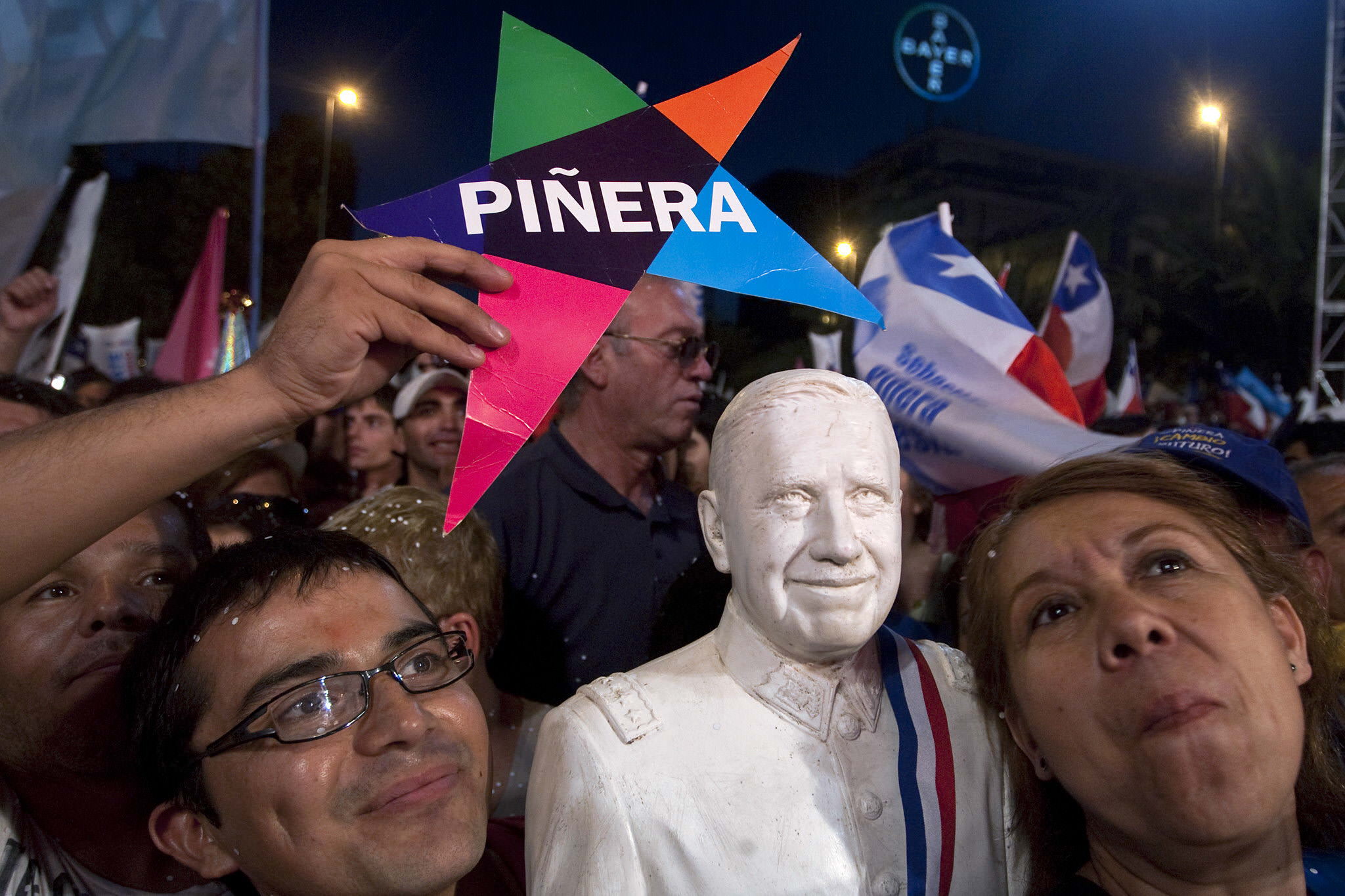 Seguidores de Piñera levantaron el busto d ePinochet cuando este era candidato a la Presidencia.