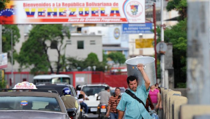 Miles de colombianos cruzan a Venezuela para satisfacer las necesidades que el Gobierno de su país no cubre.