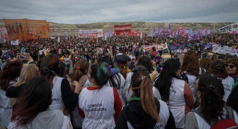 Miles de mujeres marchan en la ciudad de Trewlew, Argentina