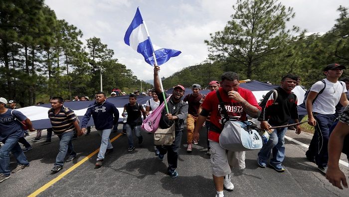 La caravana de migrantes que arrancó desde Honduras ya cruzó la frontera con Guatemala y continúa su paso hacia la región estadounidense.