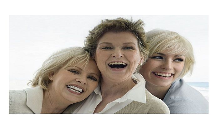 La menopausia ocurre alrededor de los 50 años y se completa luego de 1 año sin menstruar.