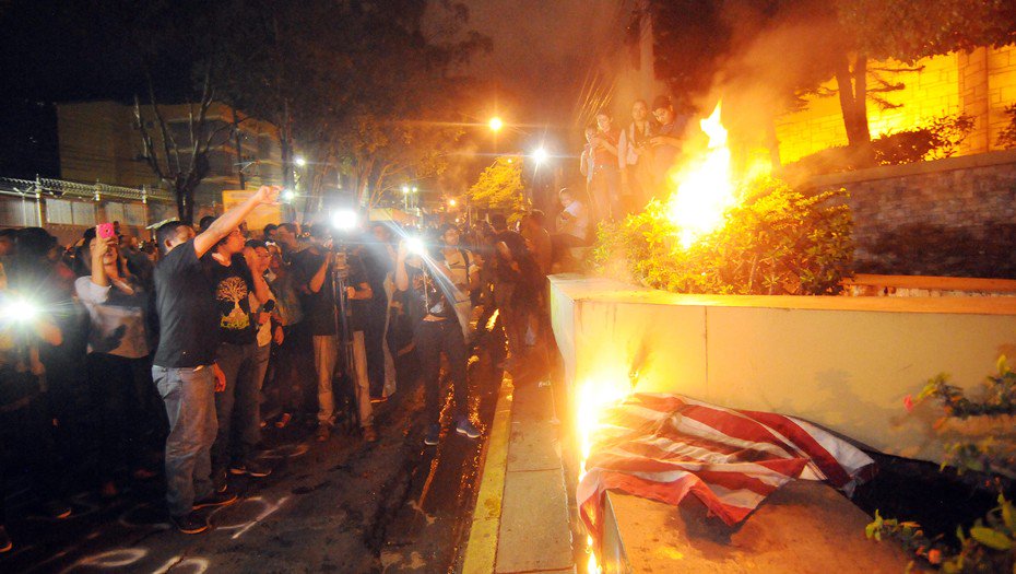 Los manifestantes se reunieron afuera de la embajada de EE.UU. en Honduras y exigieron la expulsión de la embajadora del país, al tiempo que quemaron una bandera estadounidense.