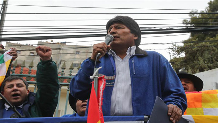 Evo Morales entregó más de un millón de firmas de militares de su partido como aval para su candidatura.