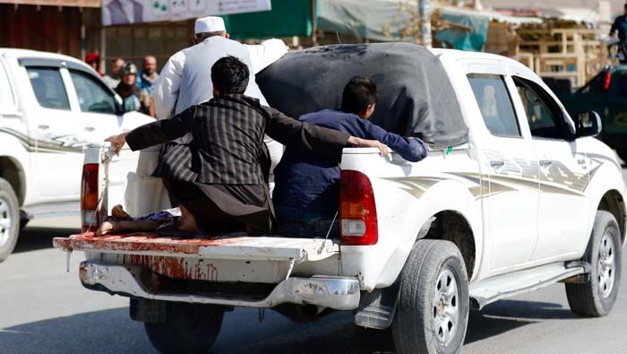 Civiles trasladan a uno de los oficiales heridos al hospital de la provincia