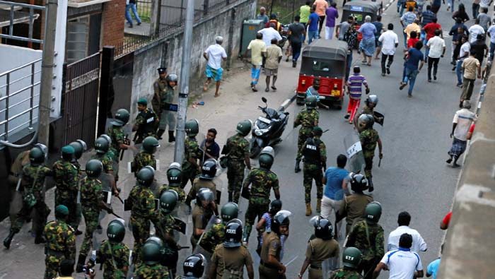 Policías disuelven manifestación contra el presidente en Sri Lanka.