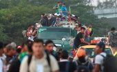 Pese a las advertencias de las autoridades con detener a los migrantes, los centroamericanos caminan hacia el centro buscando alimentos. 