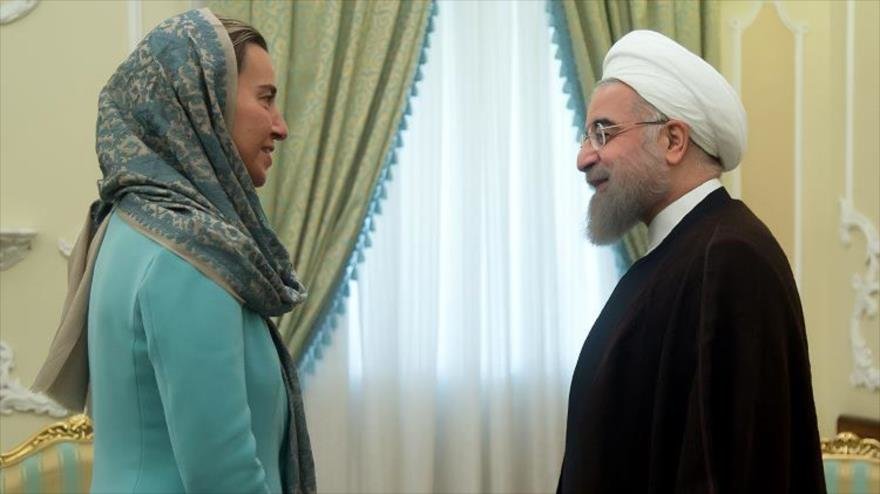 Estados Unidos impuso nuevas sanciones a Irán las que entrarán en vigencia este lunes 5 de noviembre. En la imagen, Rohaní junto a Mogherini, jefa de diplomacia de la UE, en 2016.