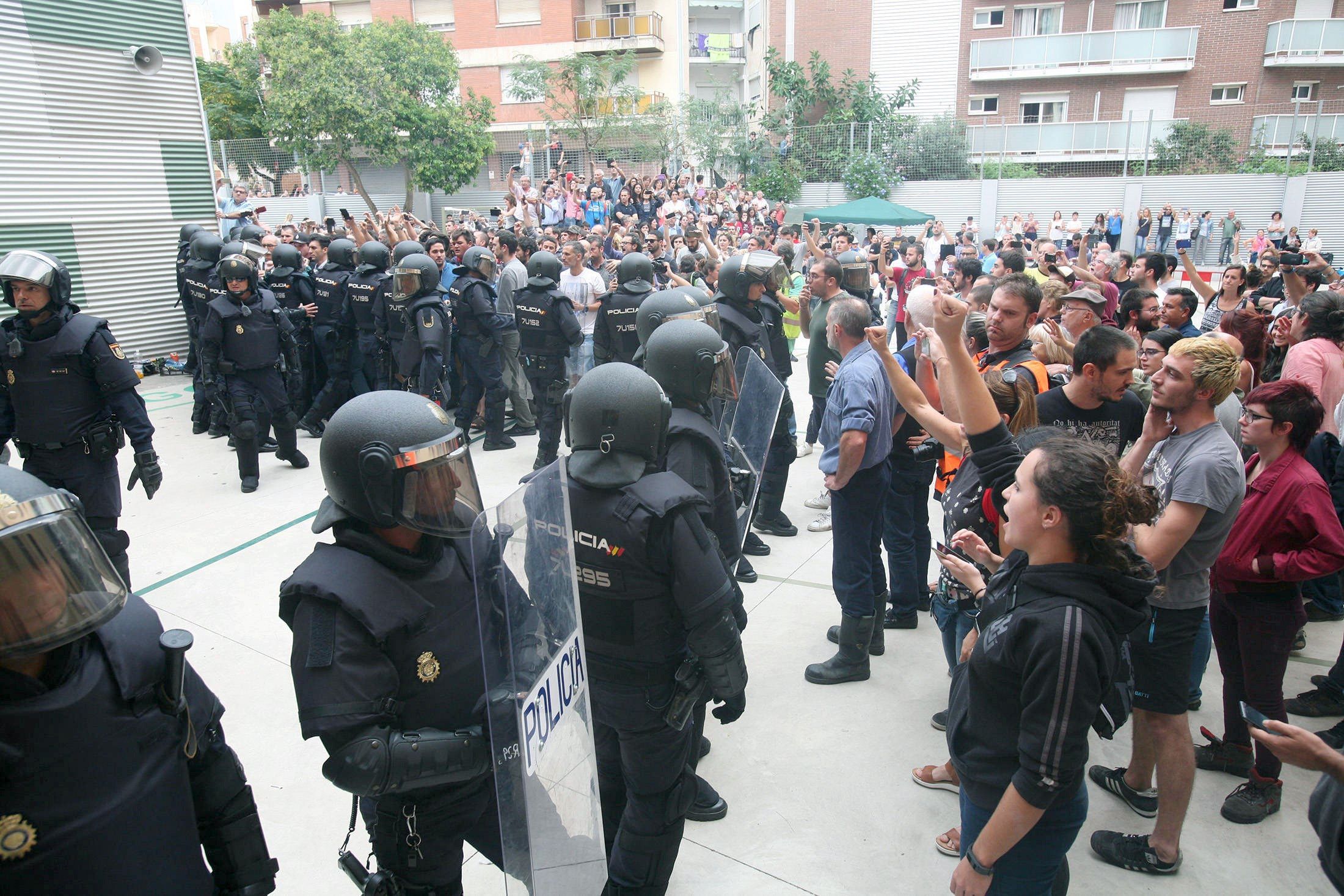 Policía Nacional y Guardia Civil trataban de impedir el acceso de los votantes.