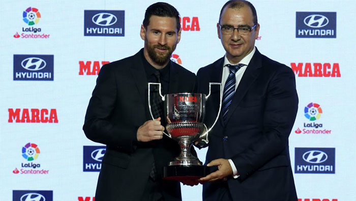 El delantero del FC Barcelona (i) recogió el Trofeo Di Stefano al mejor jugador y el Pichichi por los 34 tantos marcados el curso pasado.