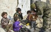 Un militar ruso comparte con niños en Alepo, Siria (archivo).