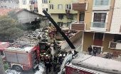 Bomberos y rescastistas turcos inspeccionan la zona donde se estrello el helicóptero militar.