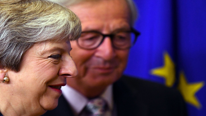 Tanto Jean-Claude Juncker como Theresa May esperan que el Parlamento británico apruebe el acuerdo del brexit firmado el domingo en Bruselas.