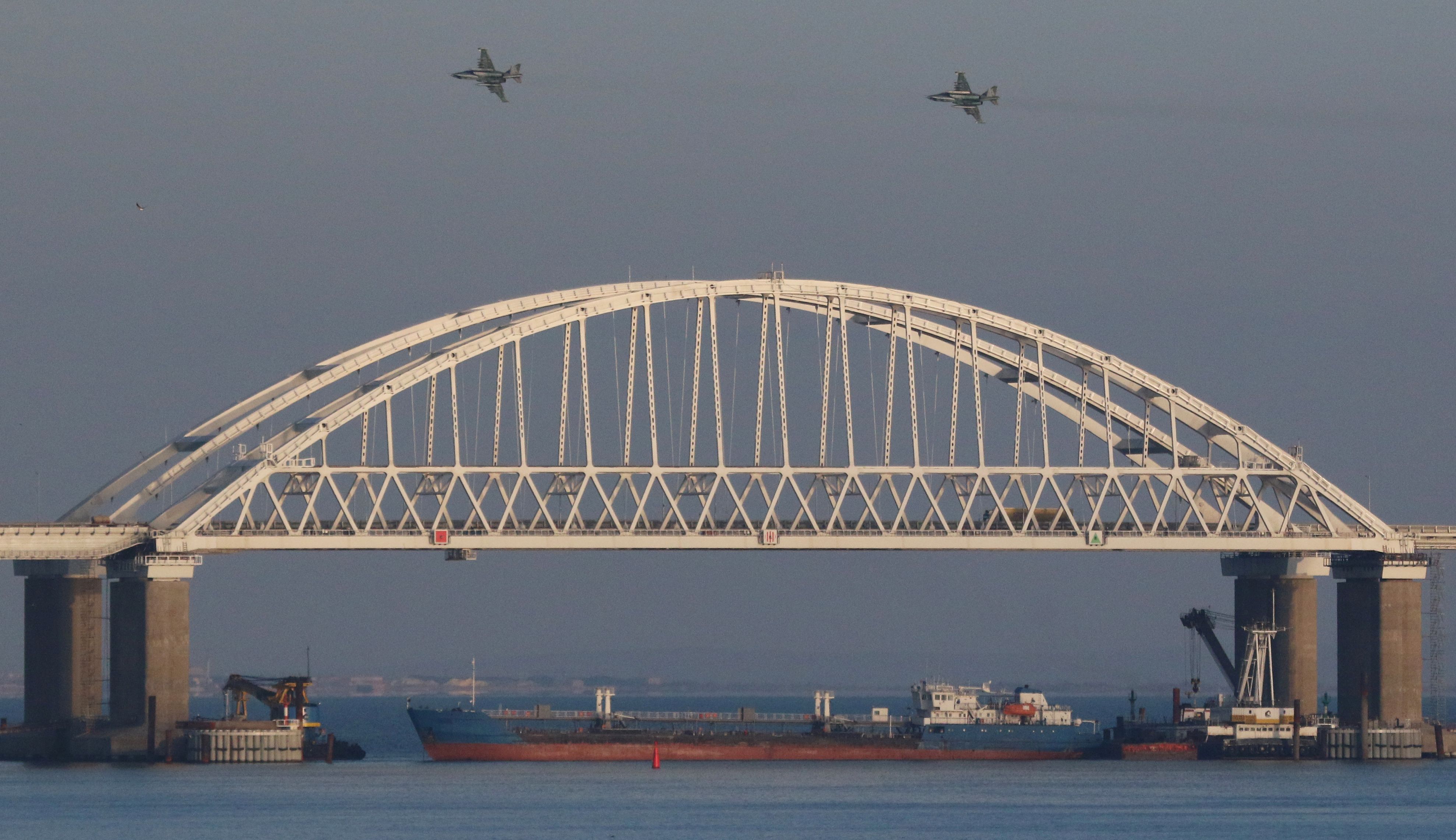 Rusia decidió cerrar el estrecho de Kerch para impedir el acceso de los buques ucranianos en el mar de Azov, luego del ingreso ilegal de tres naves, el que fue denunciado por el Gobierno ruso.