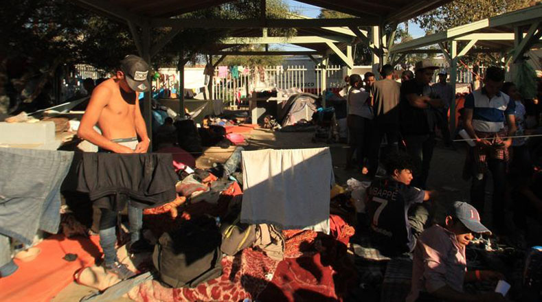 El refugio improvisado por las autoridades locales en la unidad deportiva "Benito Juárez" está abarrotado.