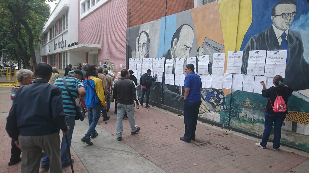 Ciudadanos venezolanos se aprestan para ejercer su derecho al voto en las elecciones municipales.