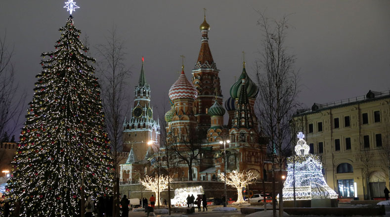 La Plaza Roja de Moscú (Rusia) se prepara para festejar la Navidad y el año nuevo 2019 con hermosas decoraciones de sus espacios comunes, como la pista de hielo con personajes tradicionales de caricaturas soviéticas y un árbol de 21 metros de altura.