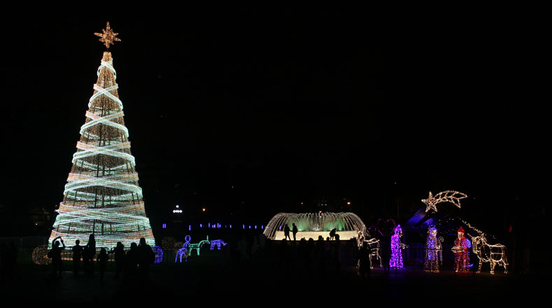 Los peruanos se reunieron en el Circuito Mágico del Agua, en el Parque de la Reserva ubicado en Lima (capital) para disfrutar de las diversas decoraciones navideñas: Un árbol y un nacimiento gigante adornados con luces de neón.