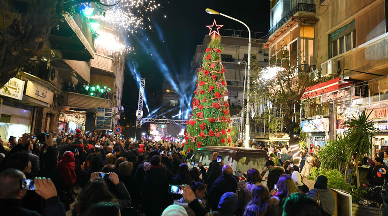 Tras un duro año en la lucha contra el terrorismo, miles de sirios se reunieron en Damasco (capital) para iniciar la tradicional celebración de la Navidad con un gran árbol, en esta ocasión, en la localidad de Bab Tuma.