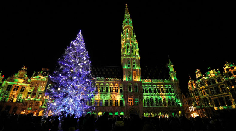 La Navidad envolvió la Gran Plaza en Bruselas (Bélgica) para sorprender a sus ciudadanos con un enorme árbol de 22 metros de altura, decorado con casi 200 focos de colores y diversas figuras para resaltar los edificios históricos alrededor.