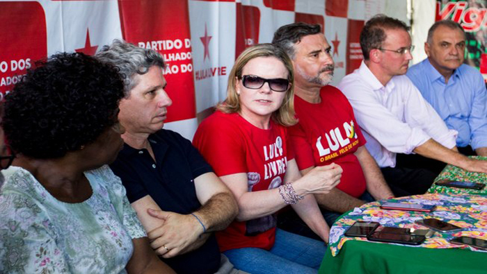 La presidenta del PT, Gleisi Hoffmann, aseguró estar preocupada por la seguridad Lula cuando asuma la Presidencia el ultraderechista Jair Bolsonaro.
