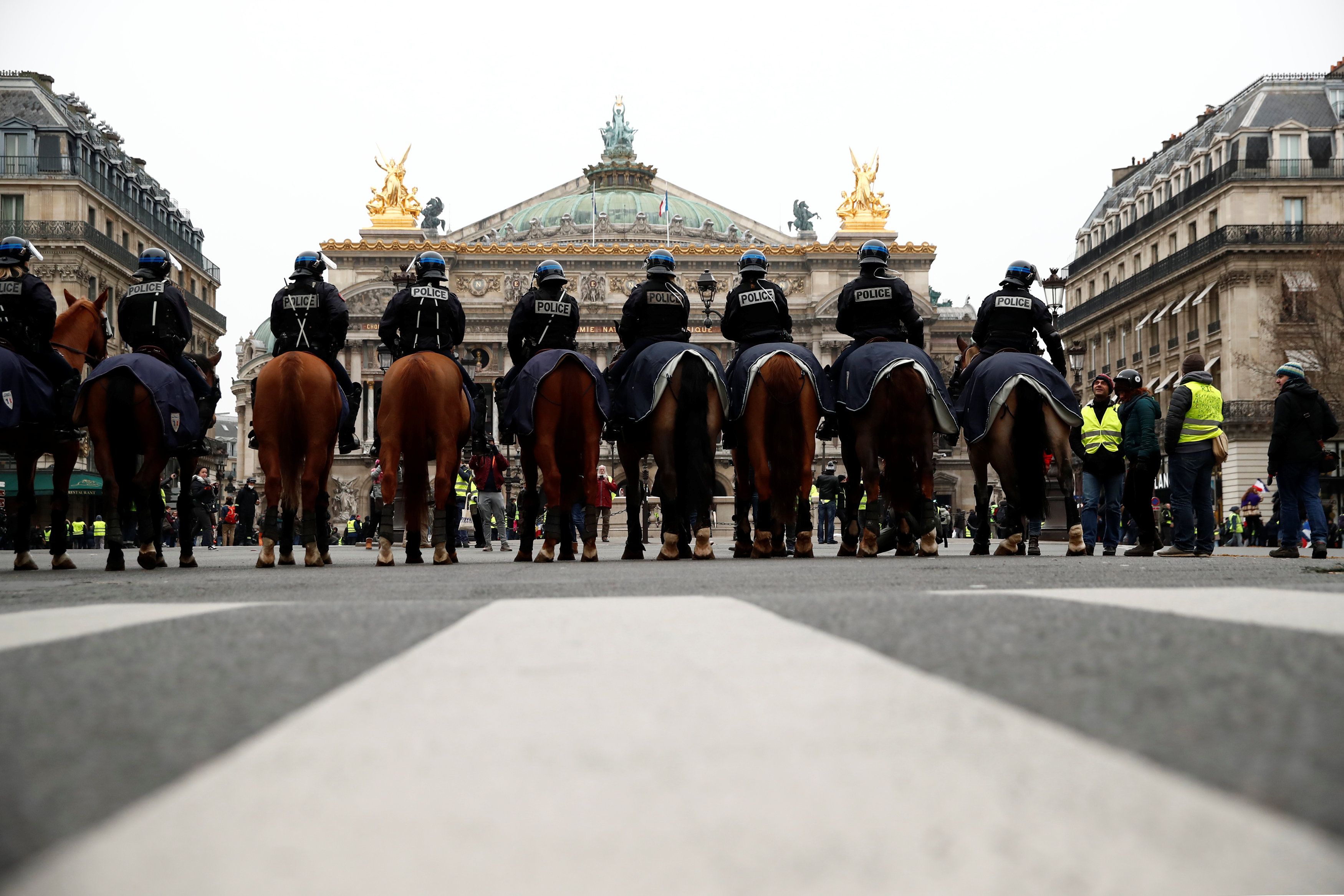 Los agentes de seguridad se reunieron en Clemenceau, frente a la estación de policía del distrito 8 de París en los Campos Elíseos para manifestar sus demandas.