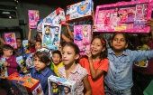 Además de los juguetes gratuitos, el Gobierno de Nicolás Maduro instaló una serie de puestos navideños, las que venden los productos y obsequios a precio subsidiados por el Estado.