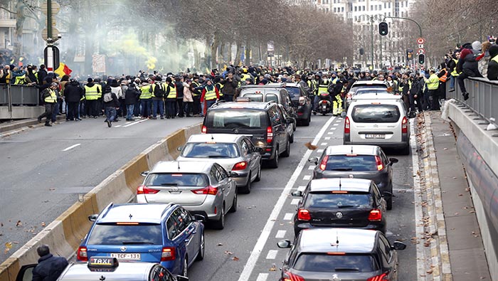 Chalecos amarillos protestan contra la política económica del gobierno belga.