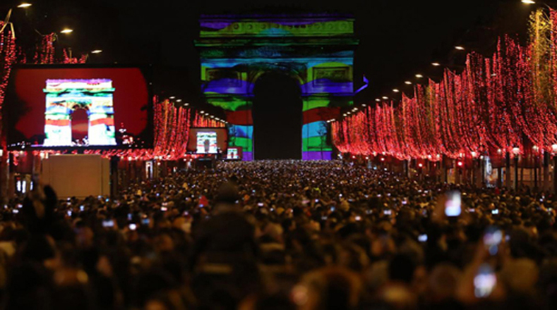 Franceses recibieron el año en el Arco del Triunfo y en los Campos Elíseos de París.
