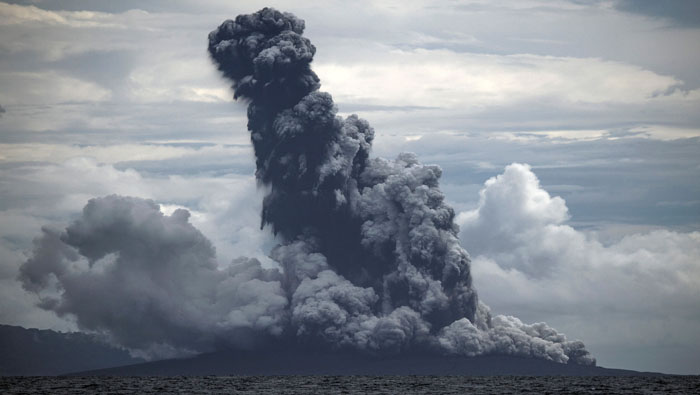 Las autoridades indonesias recomendaron a la población mantenerse alejados del monte Krakatoa a unos 5 kilómetros de distancia.