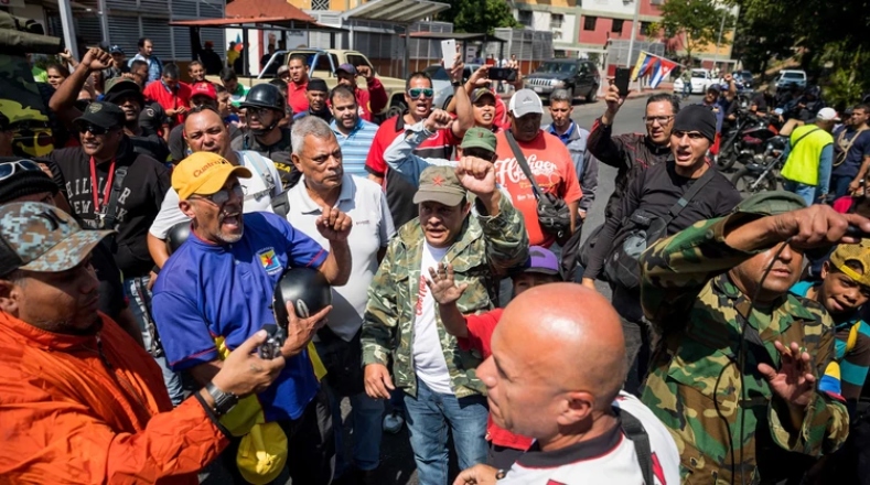 Uno de los dirigentes presentes en la concentración, Jorge Navas, afirmó que el pueblo está dispuesto a defender la Revolución con el "fusil en la mano" y en "cualquier escenario".