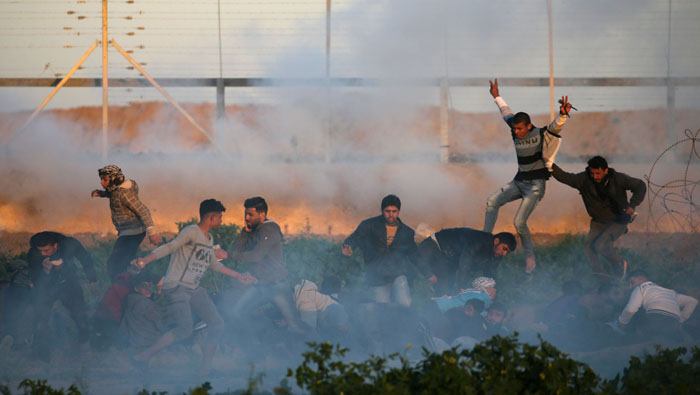 Los manifestantes que resultaron heridos denunciaron que las fuerzas israelíes usaron contra ellos gases lacrimógenos y balas de munición real.