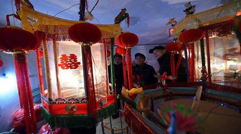 De acuerdo con la tradición local las personas elaboran vistosas lámparas giratorias para recibir el Año Nuevo Lunar, que este 2019 llegará el martes 5 de febrero.