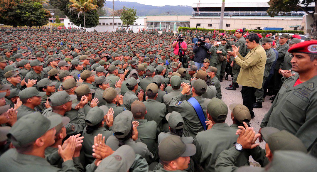 En cada una de sus visitas, el presidente Maduro ha recibido el respaldo y lealtad de la Fuerza Armada Nacional Bolivariana. En la foto, junto a los soldados de Caracas, esta mañana.