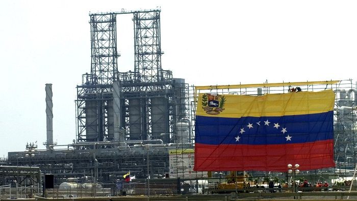 Estados Unidos usa armas financieras contra la independencia económica venezolana, según explica el periodista estadounidense Ben Norton.