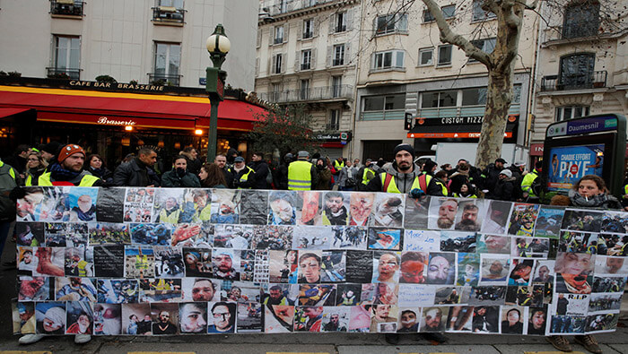 Chalecos amarillos condenan la represión policial durante manifestaciones en Francia.