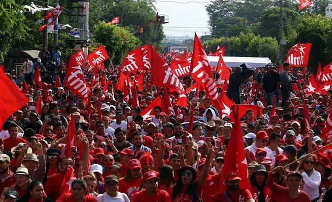 Partidarios del oficialista Frente Farabundo Martí para la Liberación Nacional (FMLN) asisten al cierre de campaña del partido.