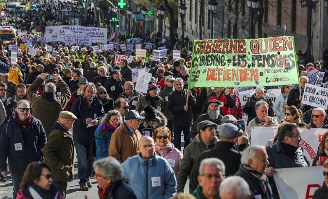 Jubilados se manifestaron en España protestando por mejores pensiones.