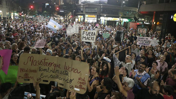 En esquinas emblemáticas, parques públicos y centros comerciales, los manifestantes expresaron su malestar con carteles y consignas.