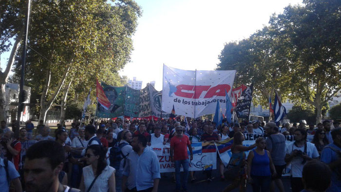Hombres, mujeres, jóvenes y adultos mayores se concentraron con banderas y pancartas que reiteraban el apoyo absoluto a la Revolución Bolivariana.