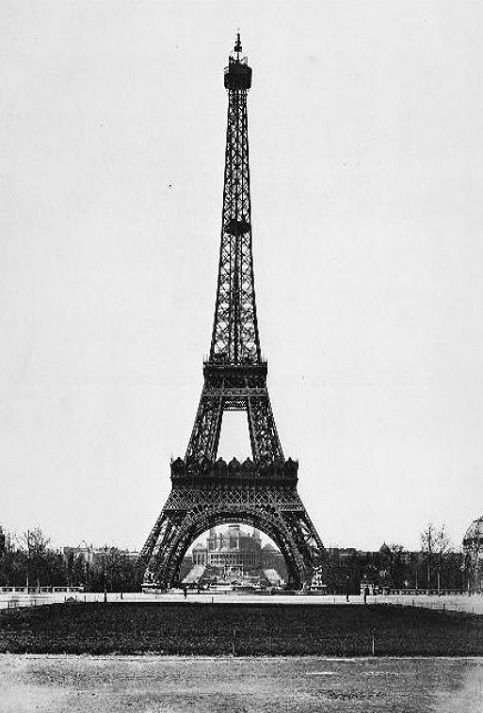 La Torre Eiffel fue el monumento de entrada a la Exposición Universal de París, celebrada del 6 de mayo al 31 de octubre de 1889. 