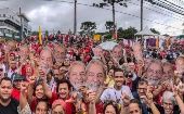 Más de 10 mil personas se reunieron esta mañana afuera de la sede policial de Curitiba donde se encuentra Lula para desearle los buenos días y comenzar la Jornada Lula Libre en esa ciudad.