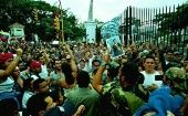 Con las consignas "Chávez, amigo, el pueblo está contigo" y "Chávez no renunció, lo tienen secuestrado", el pueblo revolucionario copó las calles adyacentes al palacio presidencial.