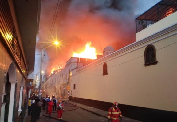 En el lugar del incendio trabajan 50 unidades, 200 bomberos y 350 policías.