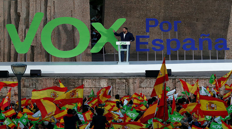 Santiago Abascal del ultraderechista Vox, se despachó con consignas antiinmigración y amenazas a “socialistas, comunistas y separatistas” a los que señaló como "antiespañoles".
