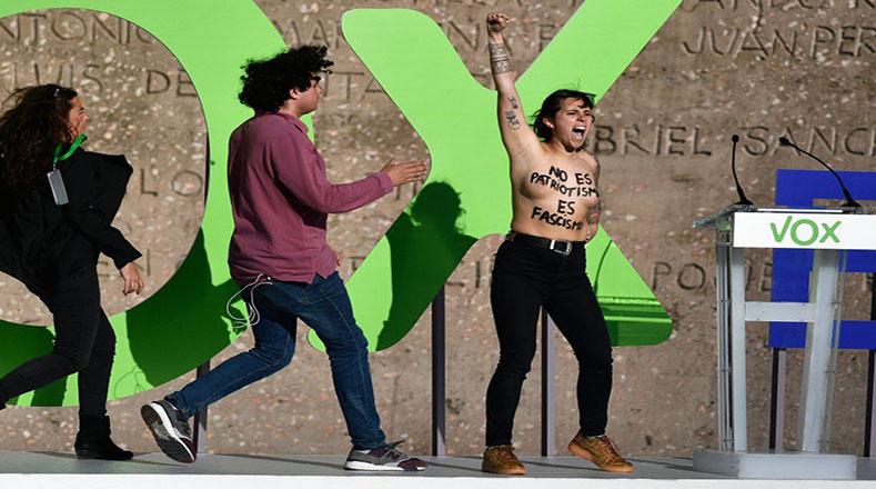 Una militante feminista irrumpió en el escenario en la previa del acto de los ultraderechistas en la plaza de Colón, Madrid.